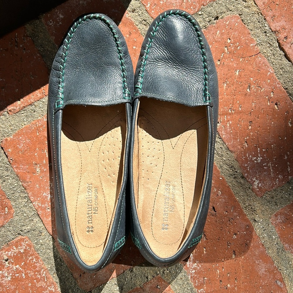 Great like new condition NATURALIZER N5 comfort KELLYN navy leather loafer 10.5M